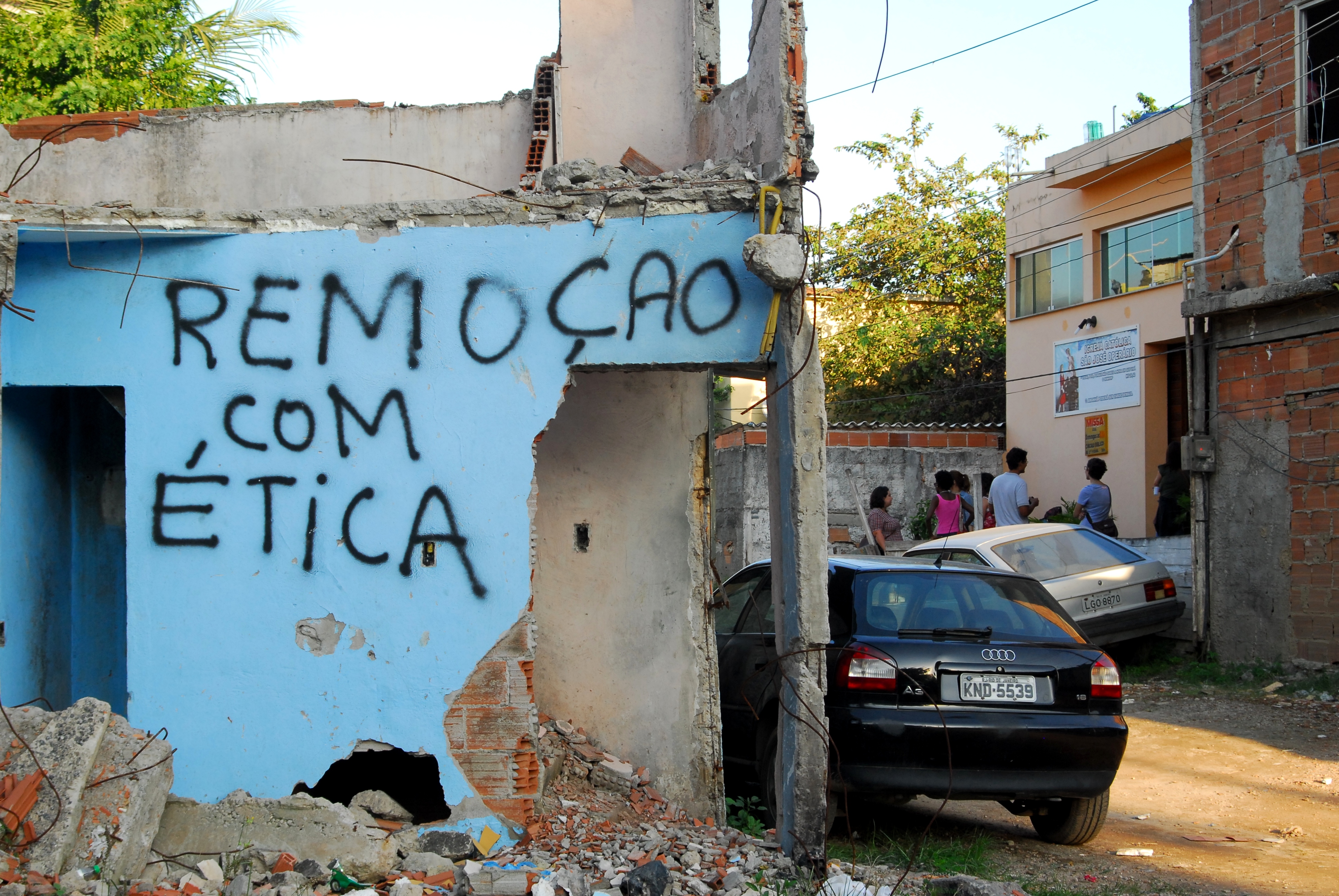 O Poder de Estado em países centrais e semiperiféricos: remoções e estratégias de dominação