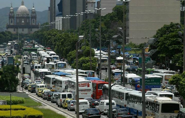 Mobilidade pendular e polarização socioterritorial na Metrópole do Rio